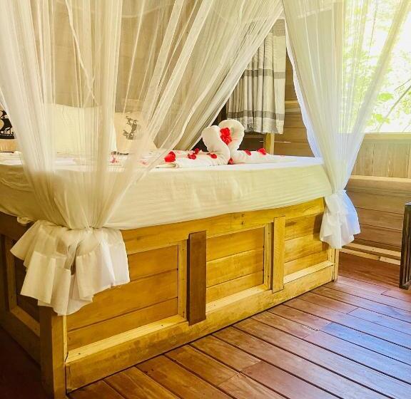 Номер Deluxe с Балконом, Habarana Tree House Ambasewana Resort