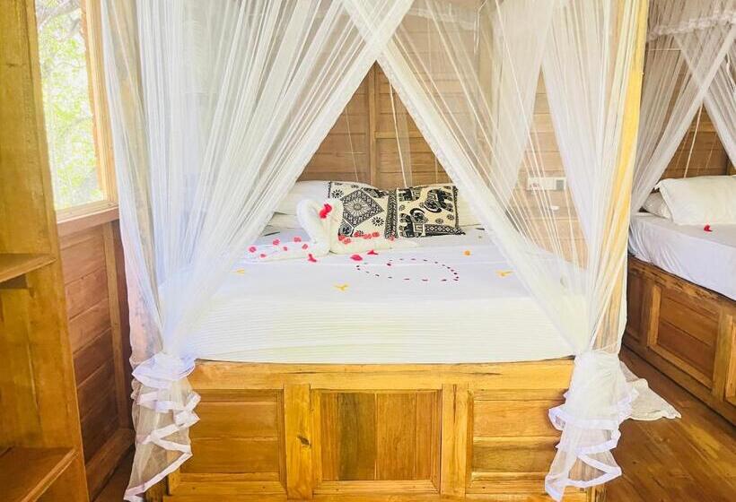 Трехместный Номер Стандарт с Балконом, Habarana Tree House Ambasewana Resort