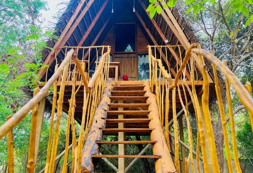 Трехместный Номер Стандарт с Балконом, Habarana Tree House Ambasewana Resort