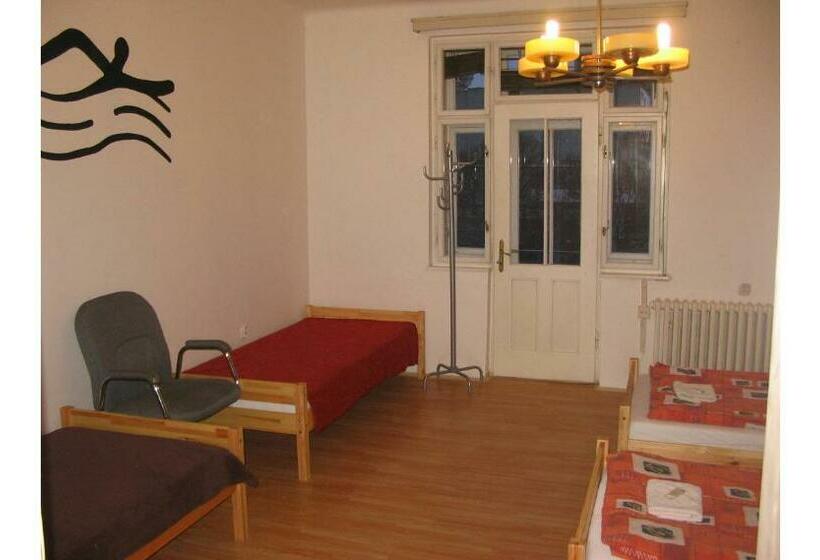 浴室共有スタンダード４人用ルーム, Hostel Bed   Breakfast Brno