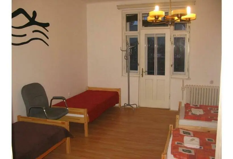Standard Neljän Hengen Huone Jaettu Kylpyhuone, Bed & Breakfast Hostel Brno
