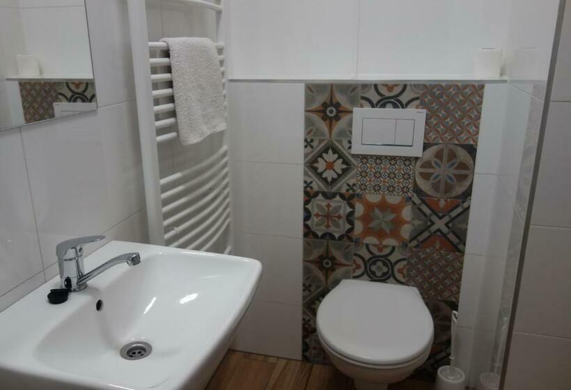 Quarto Quadruplo Estandar Banheiro Compartilhado, Hostel Bed   Breakfast Brno