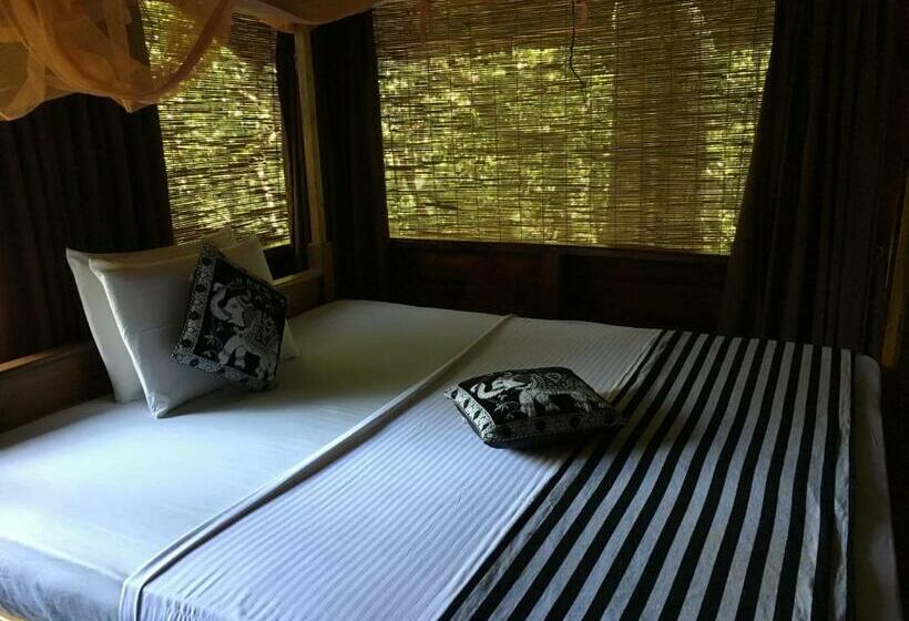 اتاق لوکس با بالکن, Inn On The Tree Eco Resort Sigiriya