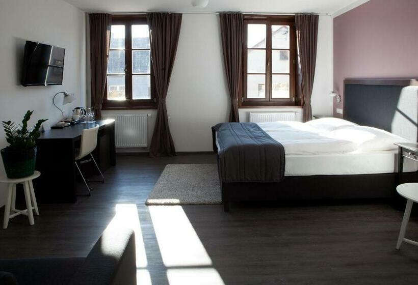 컴포트 트리플 룸, Koruna