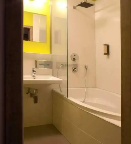Comfort Yhden Hengen Huone, Koruna