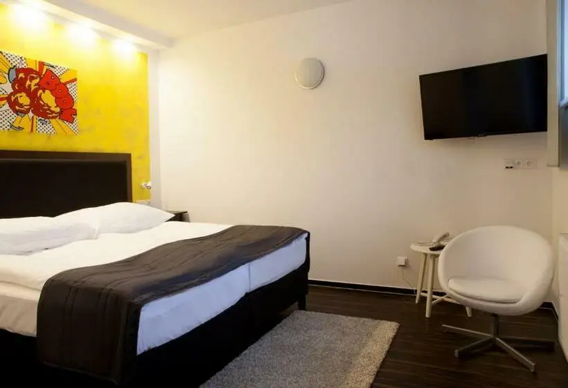Comfort Yhden Hengen Huone, Koruna
