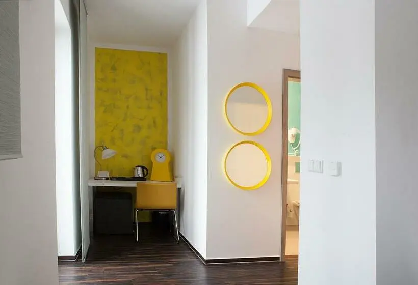 Comfort Yhden Hengen Huone, Koruna
