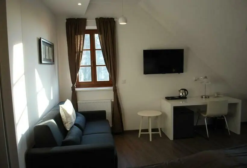 Comfort Kolmen Hengen Huone, Koruna