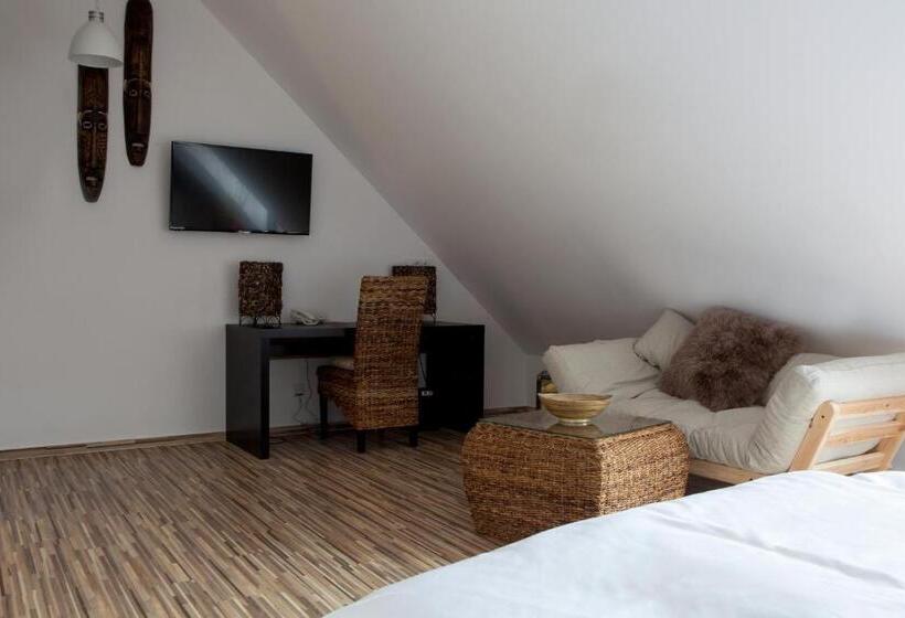 스탠다드 스튜디오, Koruna