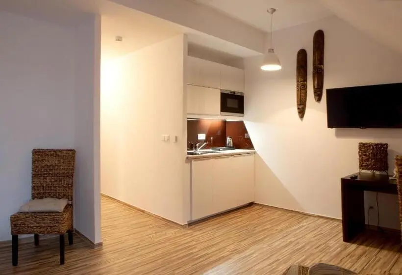 Standard-studio, Koruna