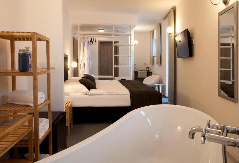 디럭스 룸, Koruna