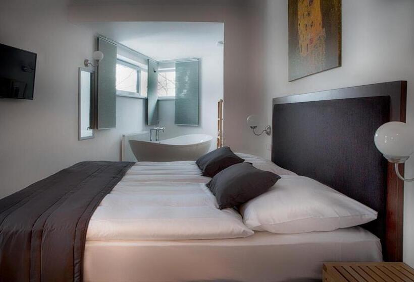 디럭스 룸, Koruna