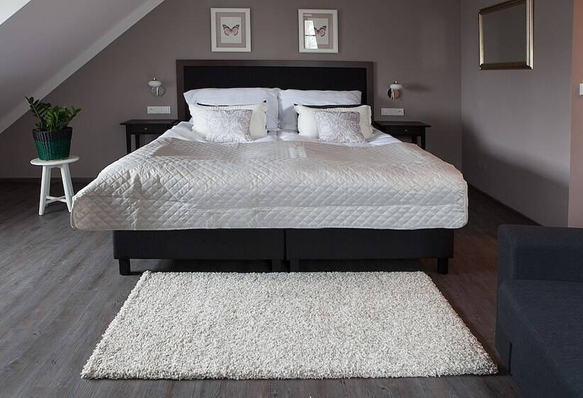 컴포트 룸, Koruna