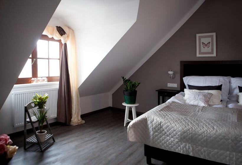 컴포트 룸, Koruna