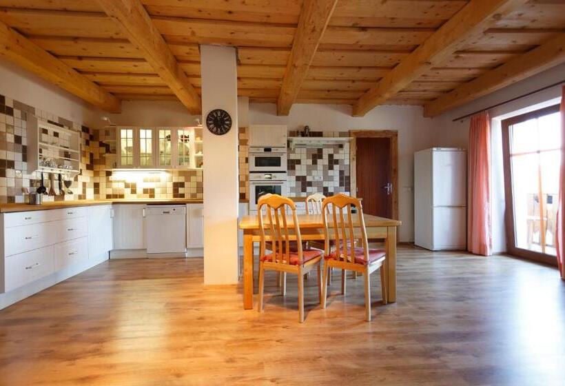 带1个卧室的带阳台的公寓, Křížový Vrch