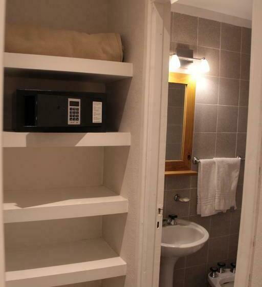 スタンダード4人部屋, Romina Art