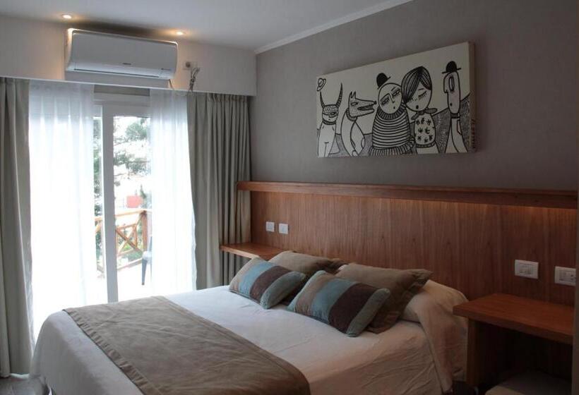 スタンダード4人部屋, Romina Art