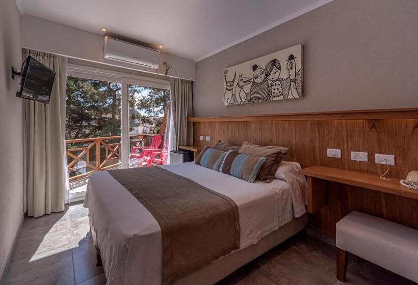 スタンダード4人部屋, Romina Art