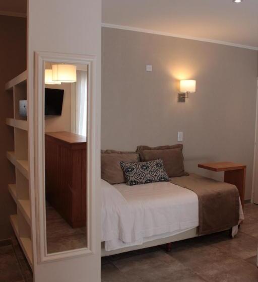 スタンダード5人部屋, Romina Art