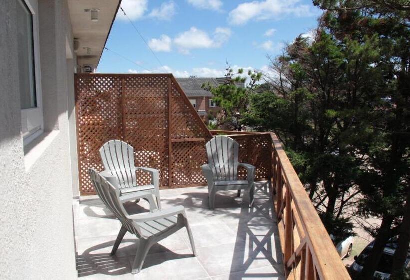 スタンダード5人部屋, Romina Art