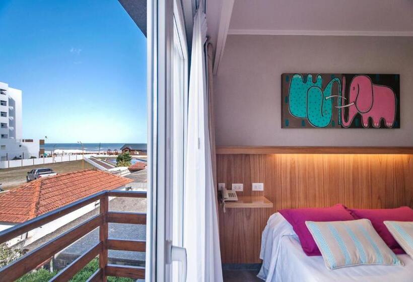 オーシャンビューのスーペリアトリプルルーム, Romina Art