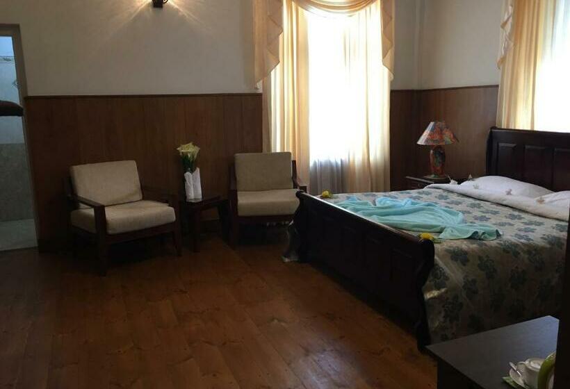 디럭스 룸, The Trevene