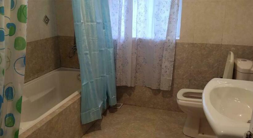 디럭스 룸, The Trevene