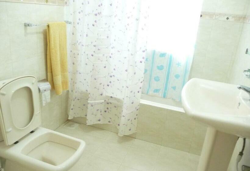 디럭스 트리플 룸, The Trevene