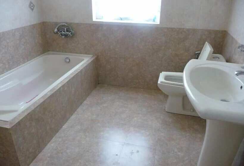 디럭스 룸, The Trevene