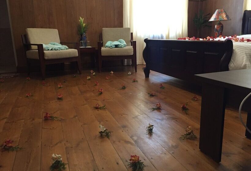 디럭스 룸, The Trevene