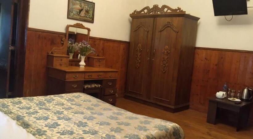 디럭스 트리플 룸, The Trevene