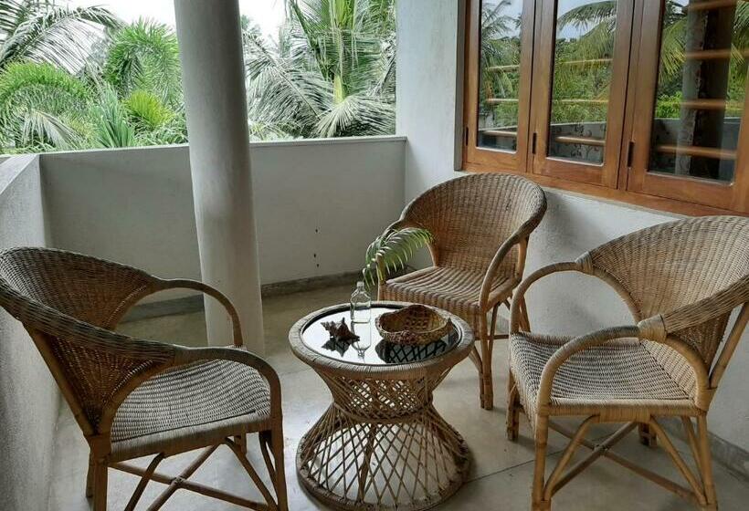 Standar Háromágyas Szoba Erkéllyel, Weligama Ocean Breeze