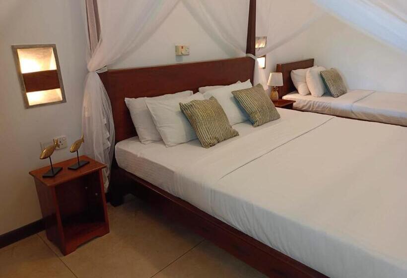 Standar Háromágyas Szoba Erkéllyel, Weligama Ocean Breeze