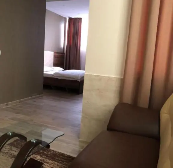 اتاق استاندارد سه نفره, Antika