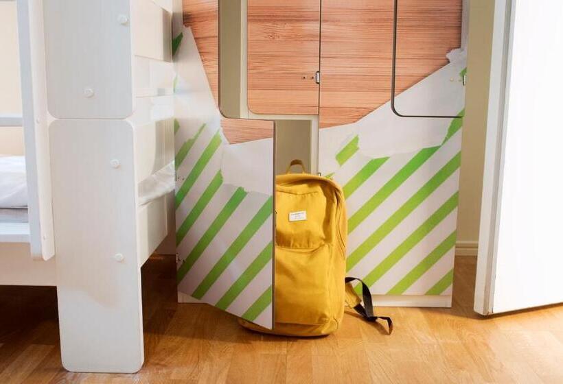 اتاق استاندارد سه تخته با سرویس بهداشتی مشترک, Backpackers Göteborg