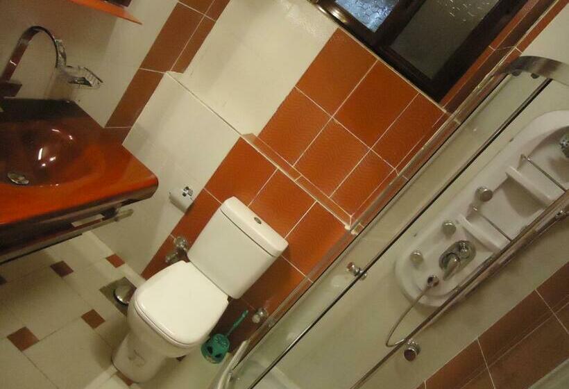 اتاق استاندارد یک تخته با سرویس بهداشتی مشترک, Freedom Hostel