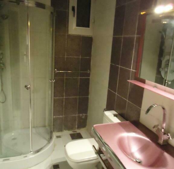 اتاق استاندارد یک تخته با سرویس بهداشتی مشترک, Freedom Hostel