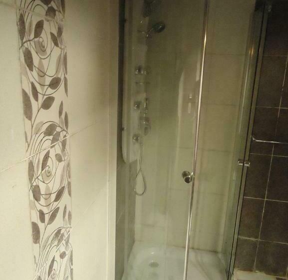 اتاق استاندارد یک تخته با سرویس بهداشتی مشترک, Freedom Hostel