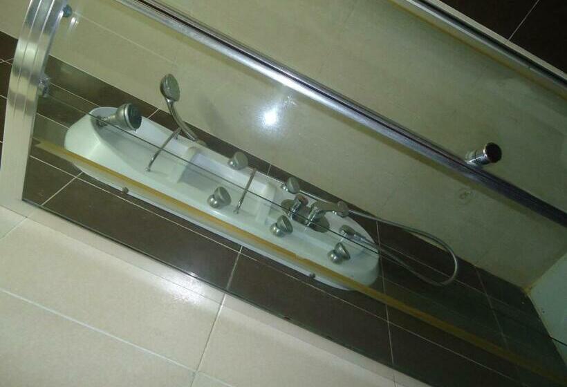 اتاق استاندارد یک تخته با سرویس بهداشتی مشترک, Freedom Hostel