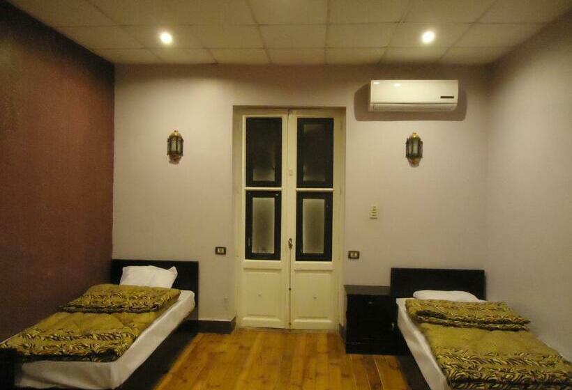 اتاق استاندارد با سرویس بهداشتی مشترک, Freedom Hostel