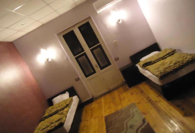 اتاق استاندارد سه تخته با سرویس بهداشتی مشترک, Freedom Hostel