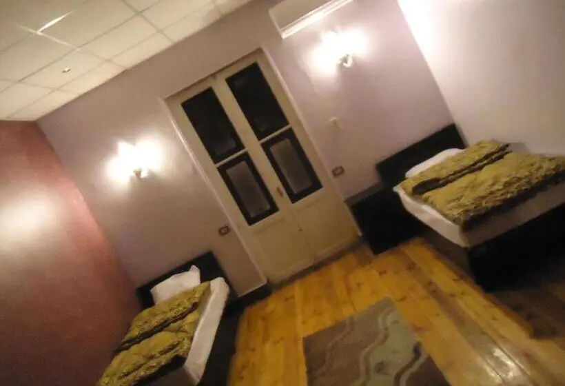 اتاق استاندارد سه تخته با سرویس بهداشتی مشترک, Freedom Hostel