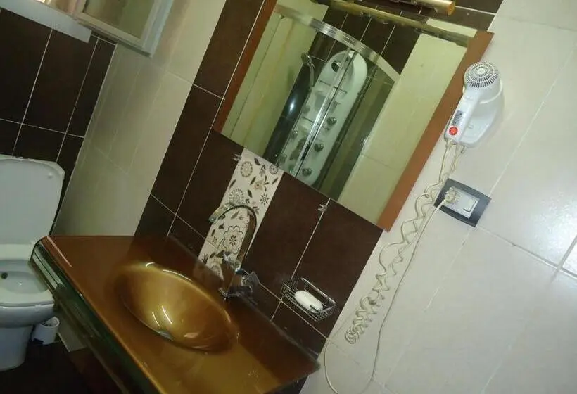 اتاق استاندارد سه تخته با سرویس بهداشتی مشترک, Freedom Hostel