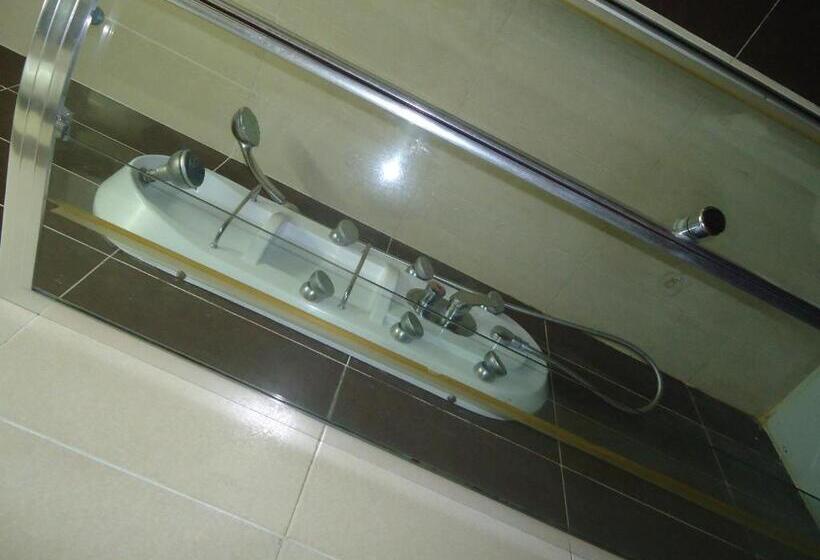 اتاق استاندارد سه تخته با سرویس بهداشتی مشترک, Freedom Hostel