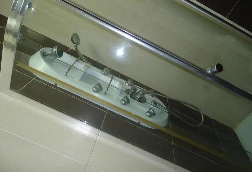اتاق استاندارد سه تخته با سرویس بهداشتی مشترک, Freedom Hostel