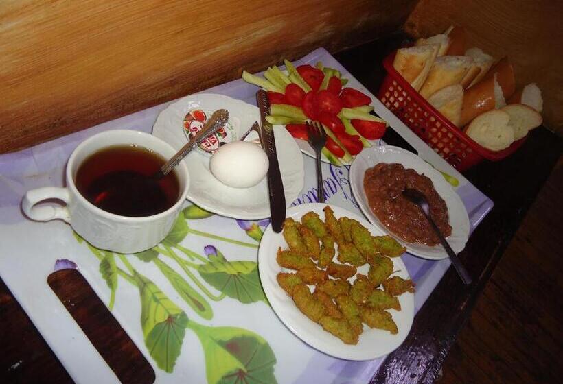 اتاق استاندارد سه تخته با سرویس بهداشتی مشترک, Freedom Hostel