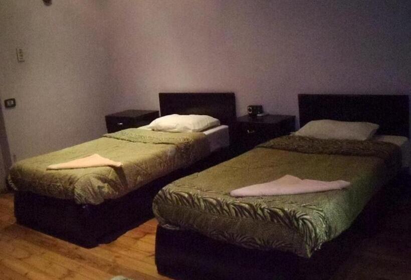 اتاق استاندارد سه تخته با سرویس بهداشتی مشترک, Freedom Hostel