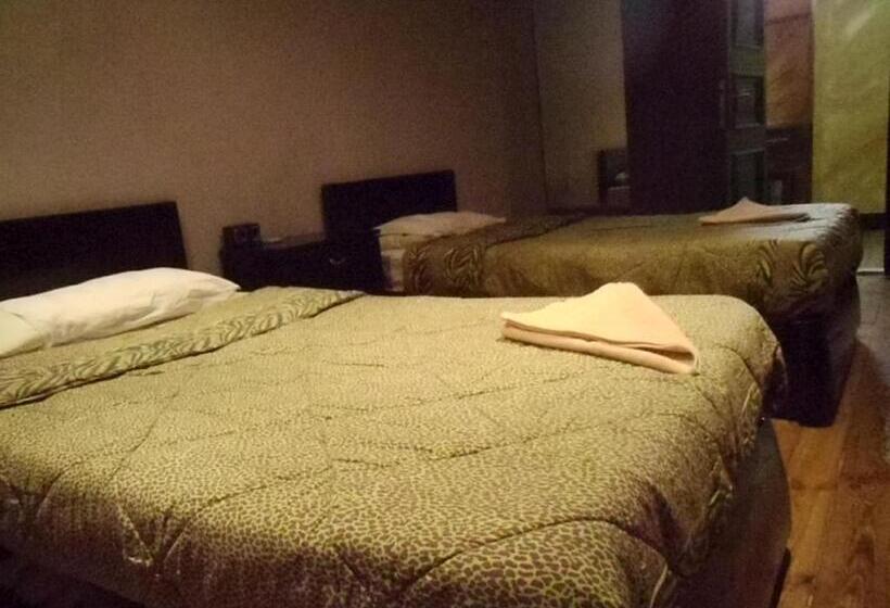 اتاق استاندارد چهارنفره با سرویس بهداشتی مشترک, Freedom Hostel