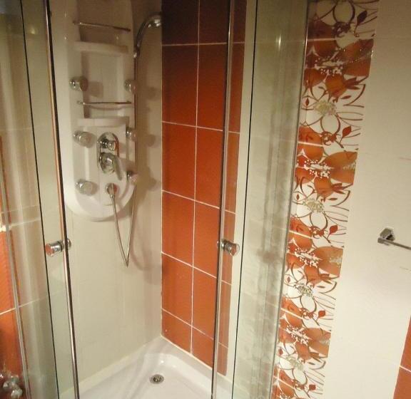 اتاق استاندارد چهارنفره با سرویس بهداشتی مشترک, Freedom Hostel