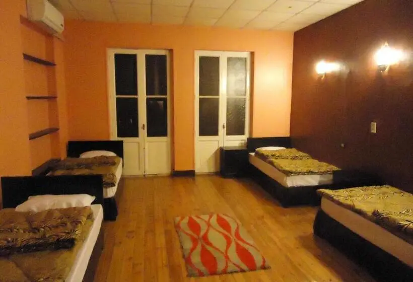 اتاق استاندارد سه نفره, Freedom Hostel